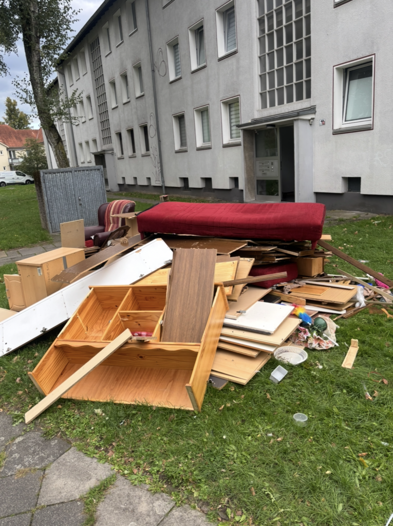 Entrümpelung Düsseldorf - Garten vor Abholung